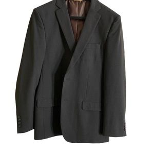 42 R Hagar Sport Coat. Charcoal. Excellent cond. 2 back pleats. Inside pockets.